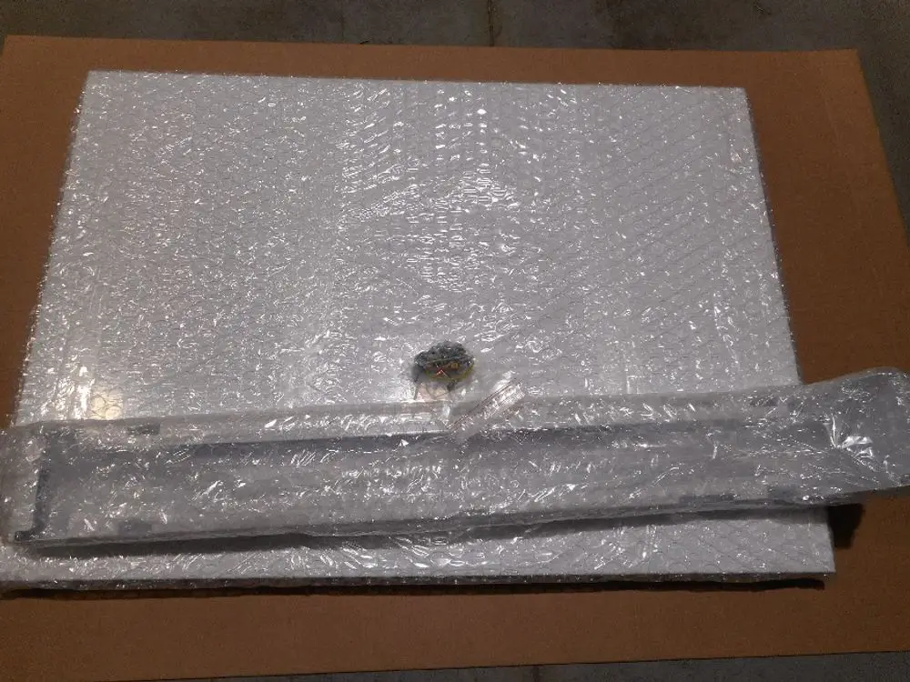 Verpackte Teile einer Seitenwand von Remeha, verpackt in Luftpolsterfolie, auf braunem Karton. Einzelteile sind sichtbar, darunter eine längliche, flache Komponente.